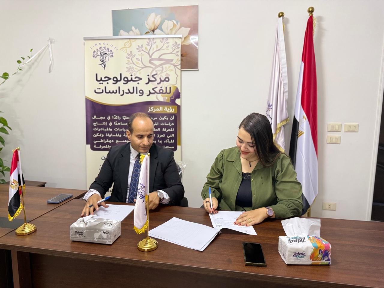 شراكة بين مركز جنولوجيا ومركز تواصل لتعزيز دراسات الشباب والمرأة